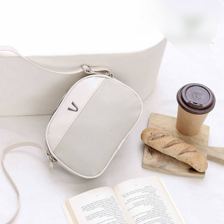 کیف طرح V بیضی جنس چرم یراق خارجی WOMENS BAG