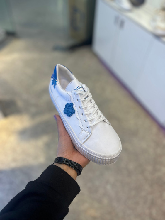 کتونی زنانه سفید آبی مدل Cloud Leaf