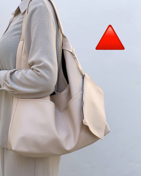 کیف دستی زنانه مدل هوبو مشکی با بند پهن و جیب زیپدار