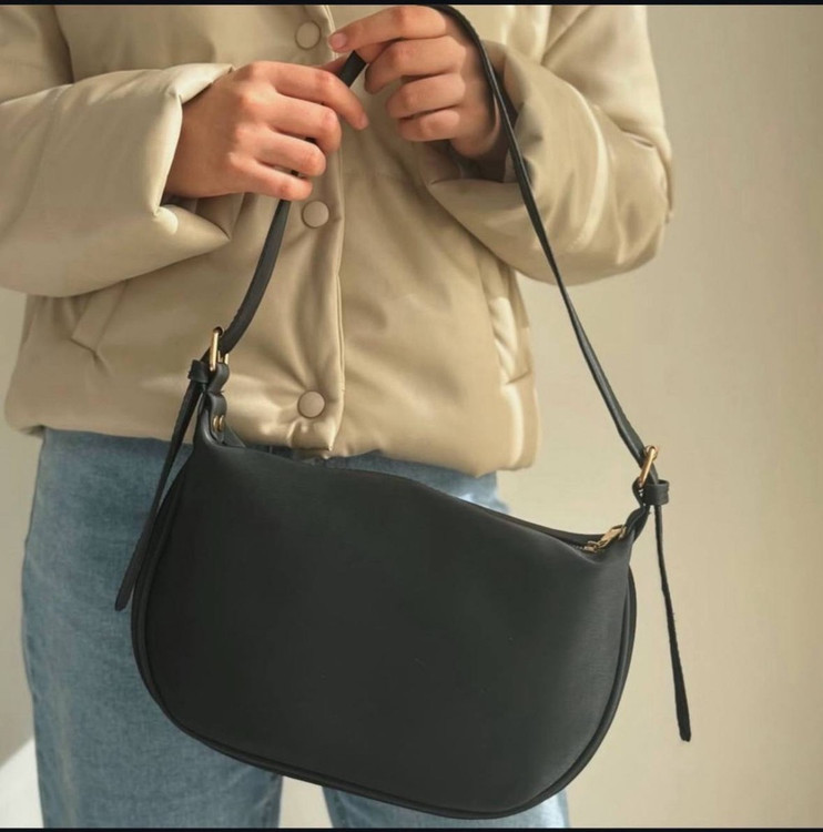 کیف دوشی زنانه مدل نیمدایره | کیف کراسبادی مینیمال ترند با بند قابل تنظیم