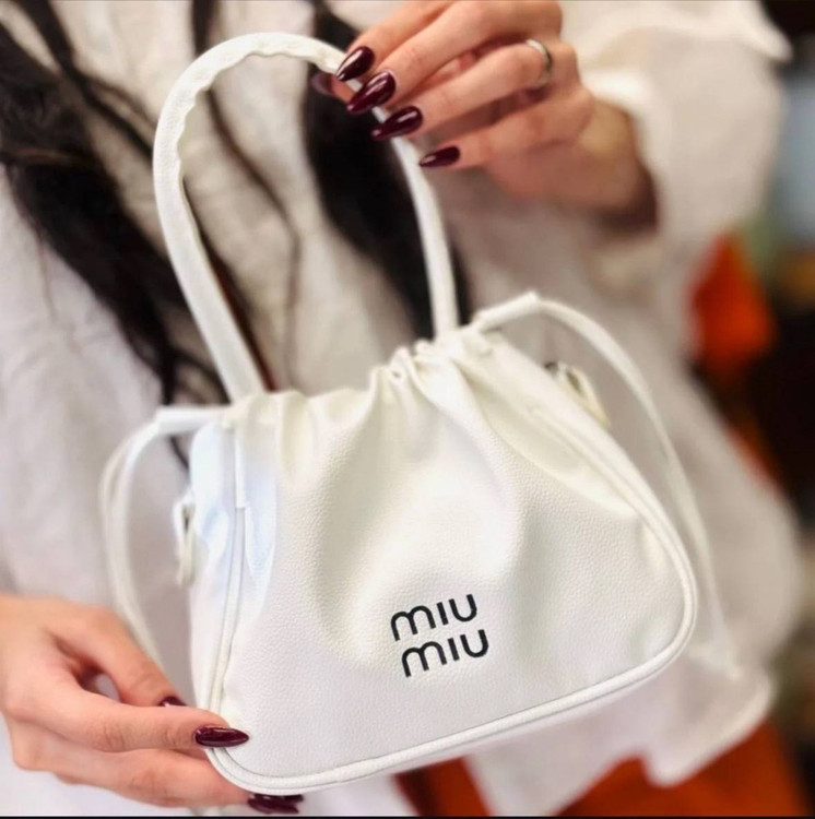 کیف دستی زنانه مدل دراوسترینگ چیندار | کیف مینیمال ترند با رنگبندی خاص