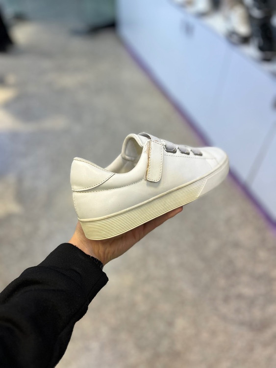 کتونی سفید مینیمال چسبی زنانه | مدل ساده و شیک | قالب استانداردکتونی سفید مینیمال چسبی زنانه | مدل ساده و شیک | قالب استاندارد