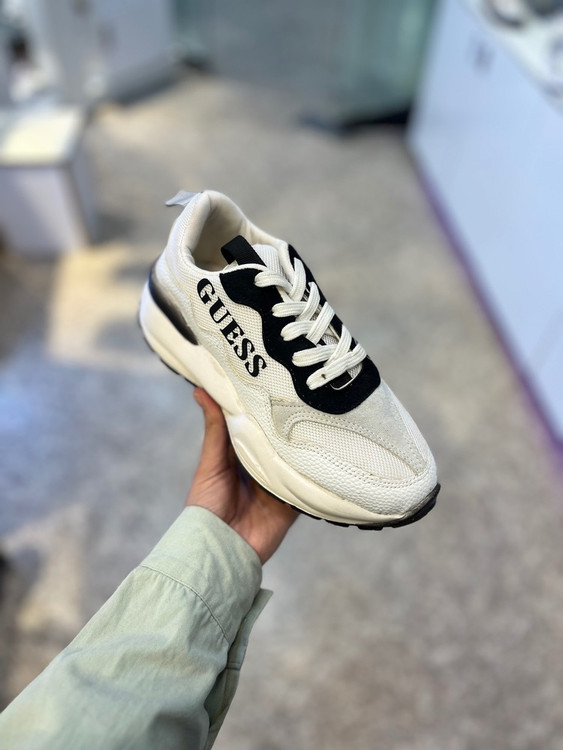 کفش کتانی زنانه سفید مشکی مدل چانکی طرح Guess