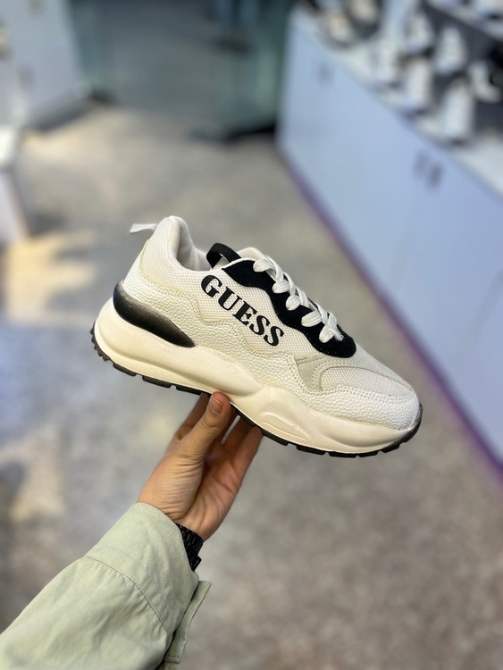 کفش کتانی زنانه سفید مشکی مدل چانکی طرح Guess