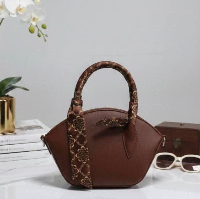 کیف دستی زنانه چرم طرح لوکس با فرم خاص