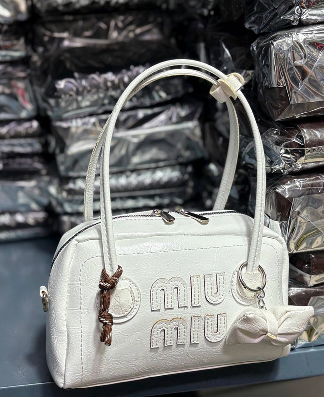 کیف دوشی دخترانه مدل Miu Miu | چرم صنعتی مرغوب با آویز شیک