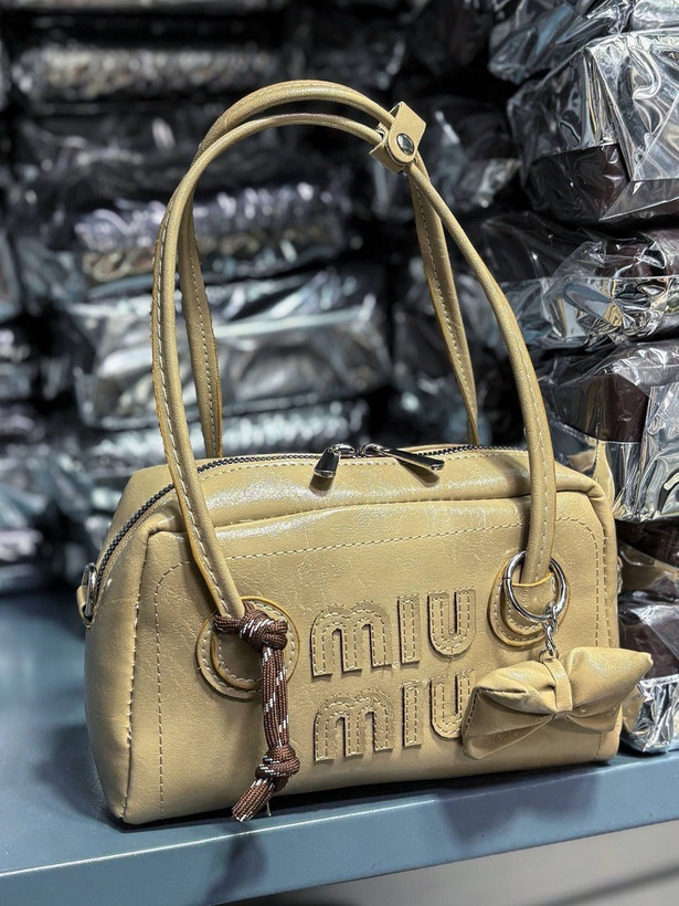 کیف دوشی دخترانه مدل Miu Miu | چرم صنعتی مرغوب با آویز شیک